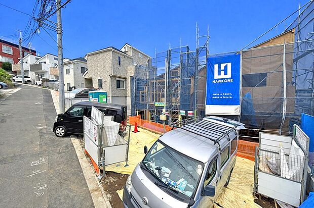 【前面道路含む現地写真】光と風が行わたる開放感あふれる邸宅 春には気持ちの良いそよ風、冬には朝の暖かな光 季節の移り変わりを感じる暮らしを実現