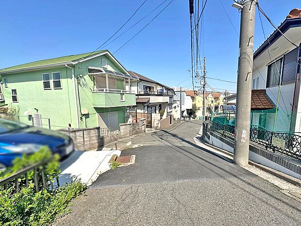 【前面道路含む現地写真】☆☆風通しの良い住宅地☆☆ ゆとりのある住宅地 部屋の窓を開けるとそこには心地よい風が通りぬけます♪