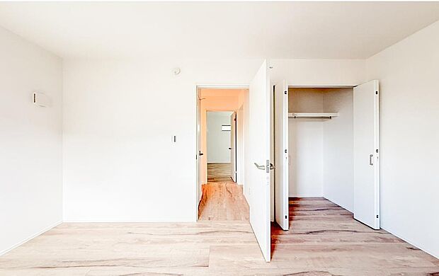 日差しを長時間受ける事が出来る暖かいお部屋です。もちろんペアガラスなので、遮音性にも優れ結露も発生しにくい構造。サッシ周りのカビが発生しにくくなりますね。