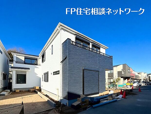 白を基調に2種類のアクセントカラーで個性を演出、爽やかな中にもあたたかみを感じさせるデザイン。青空を背景に凛と立つスタイリッシュな外観が、住まう人に誇りを与えてくれます。