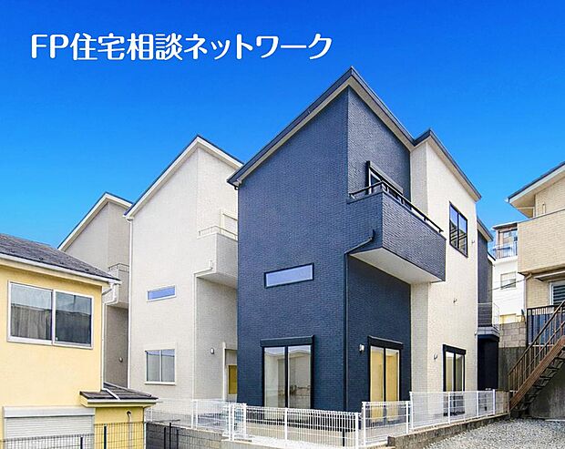 深く豊かな緑と爽快な青い空を感じるまさに横浜に暮らす心地よさを存分に堪能いただける邸宅です。グレードの高い設備仕様が標準装備のデザイン住宅で快適で便利な生活をお送り頂けます。