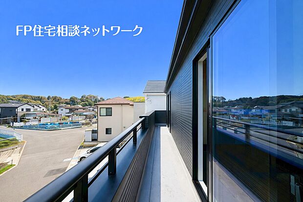 開放的なバルコニーは太陽の温かな温もりをめいっぱい受け止めてくれます。太陽の光と爽やかな風を受けたお洗濯物はあっという間に乾き、取りこむ時には太陽の匂いを感じられそうですね。