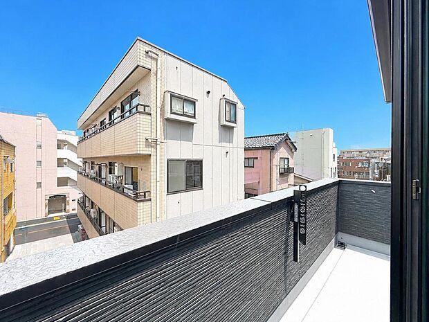 開放的なバルコニーは太陽の温かな温もりをめいっぱい受け止めてくれます。太陽の光と爽やかな風を受けたお洗濯物はあっという間に乾き、取りこむ時には太陽の匂いを感じられそうですね。