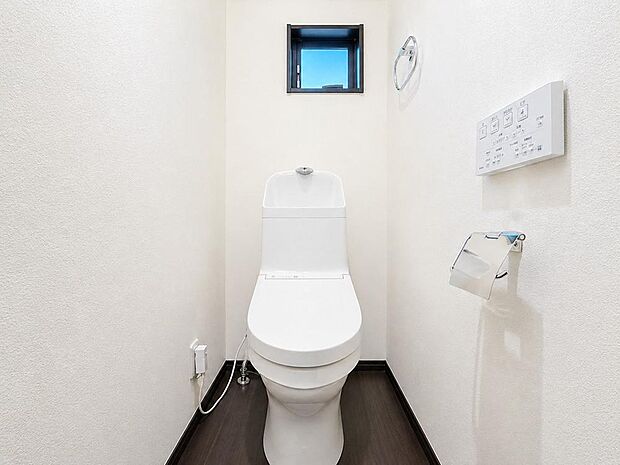スッキリとしたデザインのトイレは明かり取りの窓からも光が取り込まれ日中は電気を消していてもご使用いただける明るさとなっております。