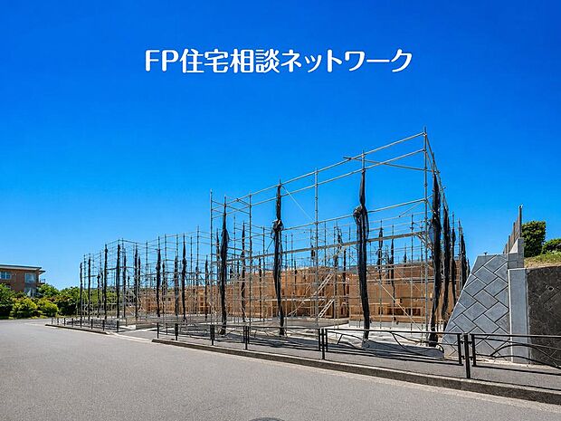 たっぷりの陽射しと爽やかな風に包まれる、恵まれた住環境。静穏な街並みのなかで、穏やかに時を重ねる暮らしを描ける土地です。