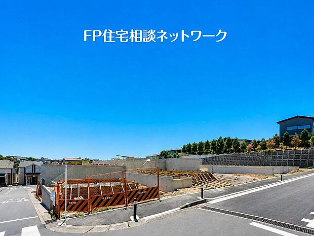 光と風を身近に感じる、開放感あるロケーション。穏やかな街並みに包まれながら、日々を心豊かに彩る暮らしがここから始まります。