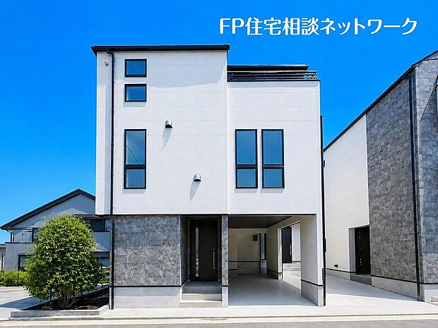 毎日のお散歩も快適な緑に恵まれたエリアは伸び伸びスローライフを叶えてくれます。自然豊富な季節の移ろいを身近に感じられる環境でストレスフリーな生活をお送りください。