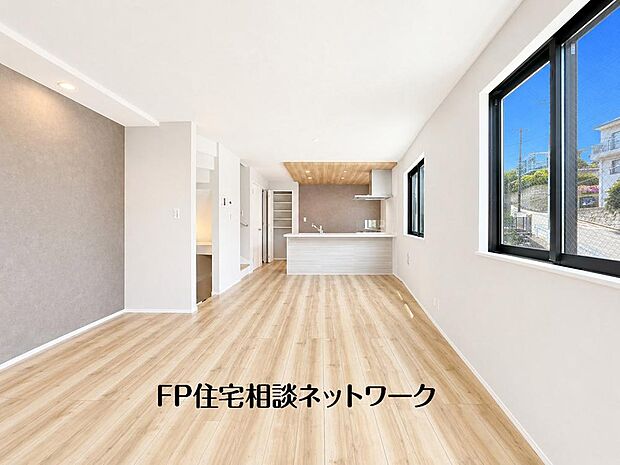 大切なご家族が集まるＬＤＫはこだわりたいですね！休日はおひさまの光をたっぷりと取りこめるリビングでゆったりと過ごしませんか？子供たちが元気に笑いながら走り回っている姿が目に浮かぶ空間です。