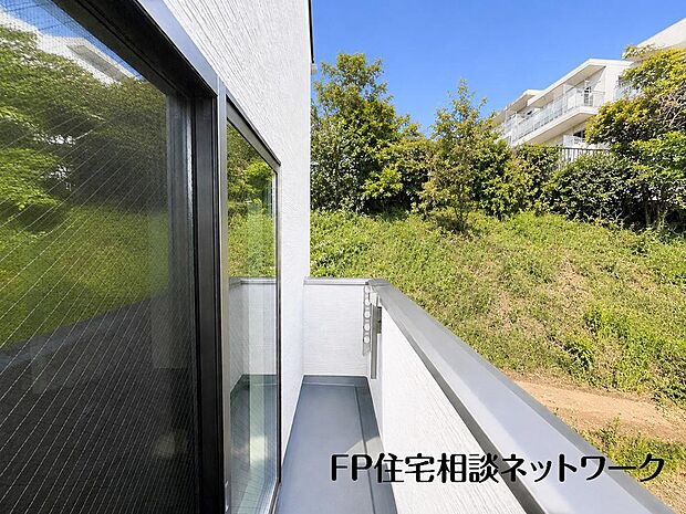 開放的なバルコニーは太陽の温かな温もりをめいっぱい受け止めてくれます。太陽の光と爽やかな風を受けたお洗濯物はあっという間に乾き、取りこむ時には太陽の匂いを感じられそうですね。