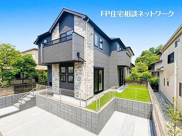 深く豊かな緑と爽快な青い空を感じるまさに横浜に暮らす心地よさを存分に堪能いただける邸宅です。グレードの高い設備仕様が標準装備のデザイン住宅で快適で便利な生活をお送り頂けます。