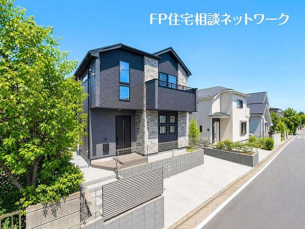 開放感のある現地で、前面道路よりも少し高くなっておりますので、プライベート感も保たれます！高くなっている分、日当りや風通しも良く快適な生活が待っています！