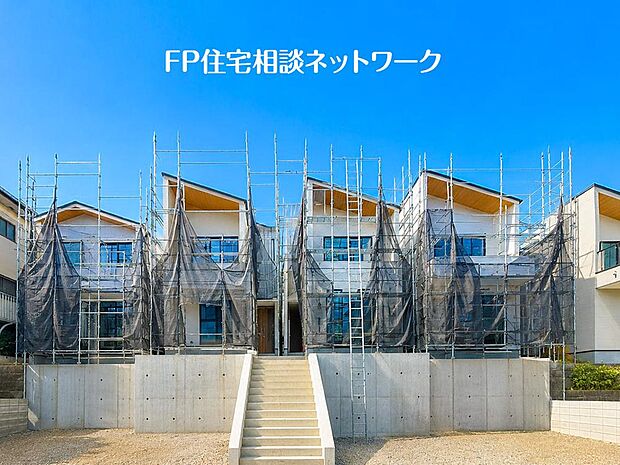 良好な住環境が保たれたエリア。低層の一戸建を中心とした街並みが整然と続き周辺は高い建物が建っておらず、採光や開放性に恵まれ、空が広く緑の多い閑静な趣を感じる環境です。