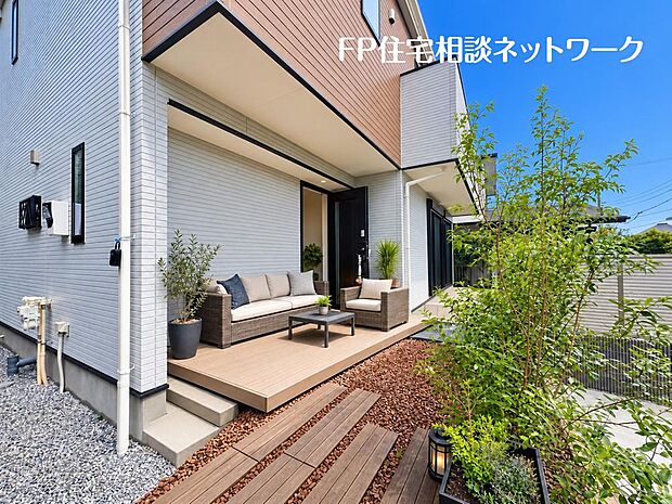 年中大活躍のプライベート空間になるお庭はご家族の団らんの場として最適なスペース。(本画像はCGで作成しており、実際に現地に家具・家電はおかれておりません。また価格に家具・家電等は含まれておりません。)
