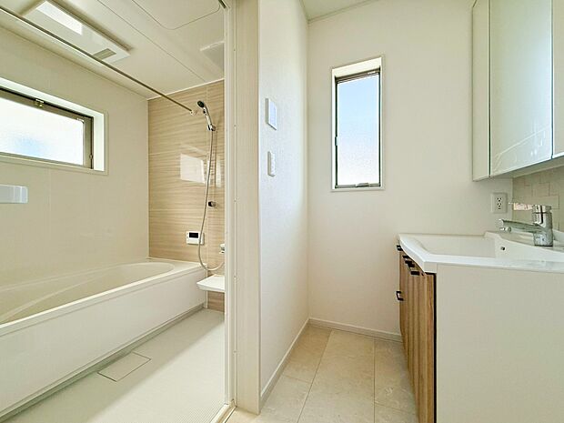 【その他内観】鏡の裏に豊富な収納量を確保した、三面鏡タイプの洗面化粧台。化粧品や歯ブラシなどを機能的に収納できるスペースを設えました。いつも清潔に保ちたい洗面室の整頓にも役立ちますね。