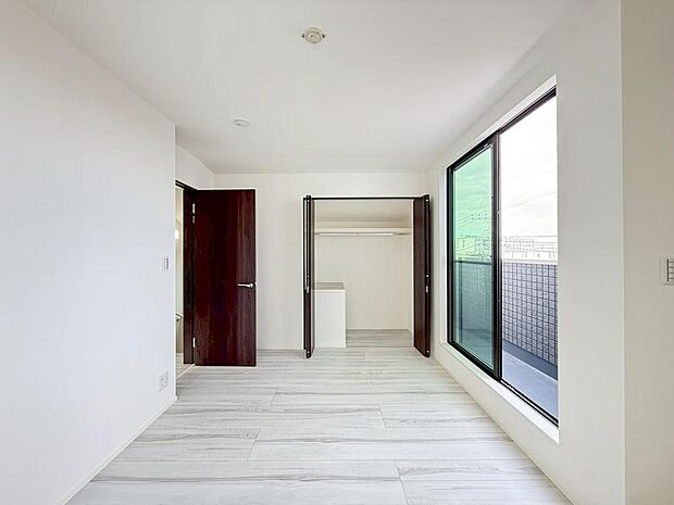 【リビング以外の居室】2面採光でお部屋の隅々まで明るい居室。おひさまの光を、爽やかな風をたっぷりと取り込めます。居室内はいつも明るい印象ですので、気持ちの良い朝を迎えられそう。毎日の生活も自然と明るくなりますね。