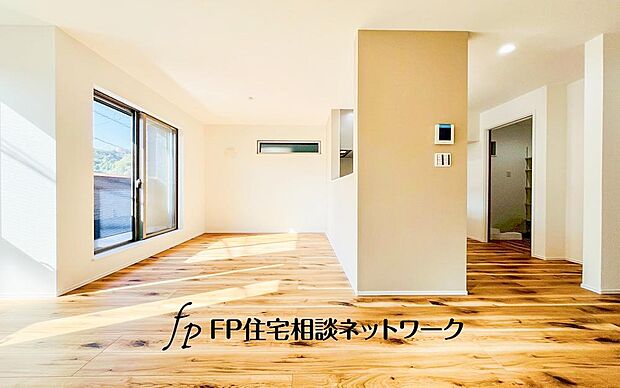 【リビング】家族だんらんのリビング。家具の配置がしやすい広さを確保しつつ、窓が多い設計は沢山の光が取り込める拘りの間取りです。明るいリビングで寛ぐ新しい生活をスタートさせてみませんか。