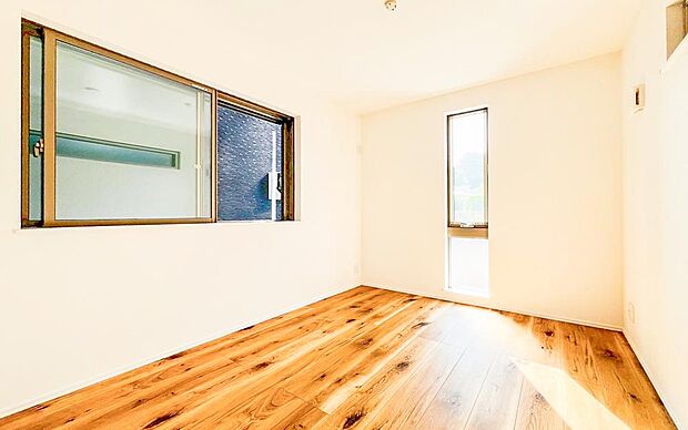 【リビング以外の居室】光が沢山取り込める大きな窓。日差しを長時間受ける事が出来る暖かいお部屋です。もちろんペアガラスなので、遮音性に優れ、結露も発生しにくい構造。サッシ周りのカビが発生しにくくなりますね。