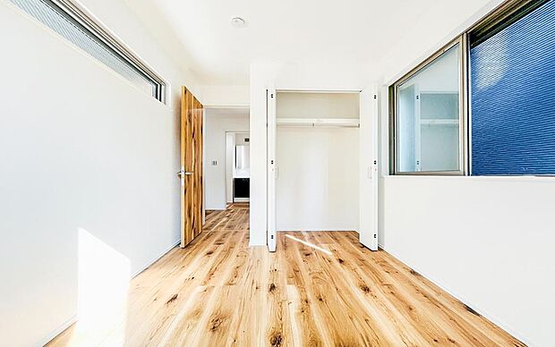 【リビング以外の居室】収納力が豊富な大型クローゼット。普段着やスーツはもちろん、コート類などもしっかり掛けられます。奥行きもあるので、収納ボックスをそのままクローゼットの中へ。部屋にものが出ずスッキリしますね。