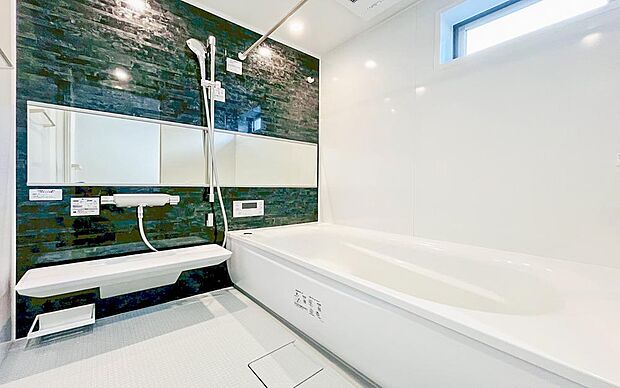 【浴室】ゆったりと寛げる広々バス。殆どの方は足を伸ばして入浴することが可能で一日の疲れを癒す貴重なバスタイムです。お子様とご一緒にリビングとは違った家族団欒のひと時をお楽しみ下さい。