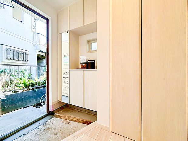 【玄関】気持ちの良い一日の始まりは笑顔でスタートしたいですよね。玄関ホールがスッキリ広々としていると帰る時も出ていく時も気持ちが良いものです！