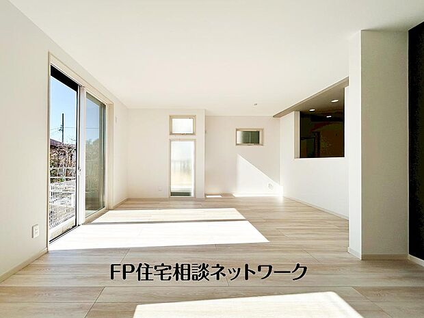 【リビング】家族と過ごす時間を大切にする方にピッタリのゆとりの住空間です。お子様が元気に走り回っても安心して見守れます。家族の笑い声が今にも目に浮かびそうですね。