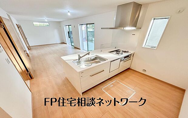 【キッチン】リビングを見渡せるカウンターキッチンでお子様の様子を伺いながら食事の支度が出来ます。家族の気配を感じられる、そんな空間を演出できるキッチンです。