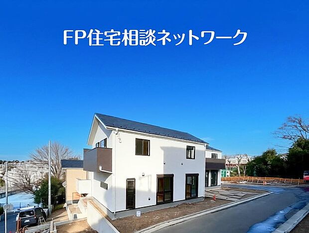 【前面道路含む現地写真】閑静な住宅地に馴染む落ち着いた色合いの外観。長く愛着を持って頂きたいからこそ飽きのこないシンプルな色目に仕上げました。外壁には耐久性・防汚性に優れたサイディング材を使用しております!