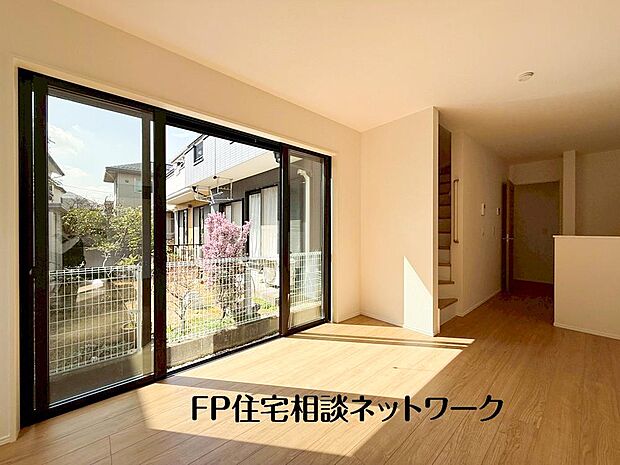 【リビング】ＬＤＫのメインとなる大きな窓。開口部からは暖かい日差しが長い時間射し込みます。天気の良い日は是非窓を開けて風通しの良さもご体感下さい。明るいＬＤＫがご家族団欒の時を包みます。