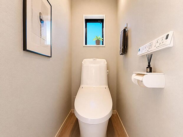 【トイレ】スッキリとしたデザインのトイレは明かり取りの窓からも光が取り込まれ日中は電気を消していてもご使用いただける明るさとなっております。