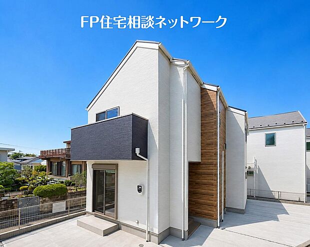 【現地外観写真】良好な住環境が保たれたエリア。低層の一戸建を中心とした街並みが整然と続き周辺は高い建物が建っておらず、採光や開放性に恵まれ、空が広く緑の多い閑静な趣を感じる環境です。