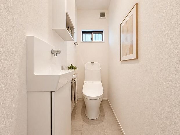 【トイレ】スッキリとしたデザインのトイレは明かり取りの窓からも光が取り込まれ日中は電気を消していてもご使用いただける明るさとなっております。