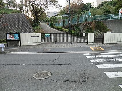 横浜市立芹が谷中学校 190m