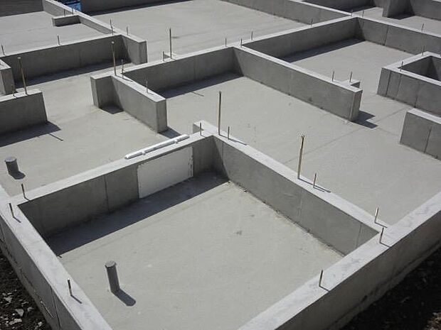 【【ベタ基礎】】建物全体を面で支えるベタ基礎工法を採用しています。床下の土中からの湿気も遮りますので、木部の腐食も防ぐことができます。