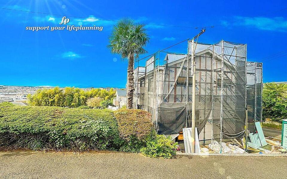 第一種低層住居専用地域の良好な住環境が保たれたエリア。低層の一戸建てを中心とした街並みが整然と続き、周辺は高い建物が建っていないので、採光や開放性に恵まれ、空が広く緑の多い閑静な趣を感じる環境です。