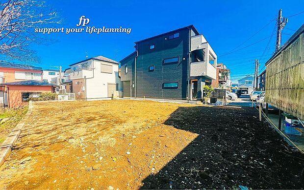 前面道路は閑静な住宅地をはしる車通りの少ない道路。お車の出し入れが苦手なママや小さなお子様にも安心ですね。しっかり舗装もされているので、ベビーカーや自転車で通っても快適に通行できます。