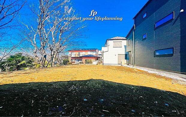 四季の移り変わりを感じられる贅沢な空間。緑の潤いを感じられる環境でホッと生活できそうです。お好みの木々やお花を植えられるスペースもありますので、ちょっとしたガーデニングも楽しめます。