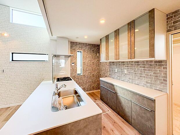 リビングに降り注ぐ明るい陽射しがそのままキッチンにも柔らかく降り注ぐ明るい印象のキッチン廻り。リビングとキッチンの間に壁を設けてないフルオープンタイプですので、空間に一体感を感じられます。