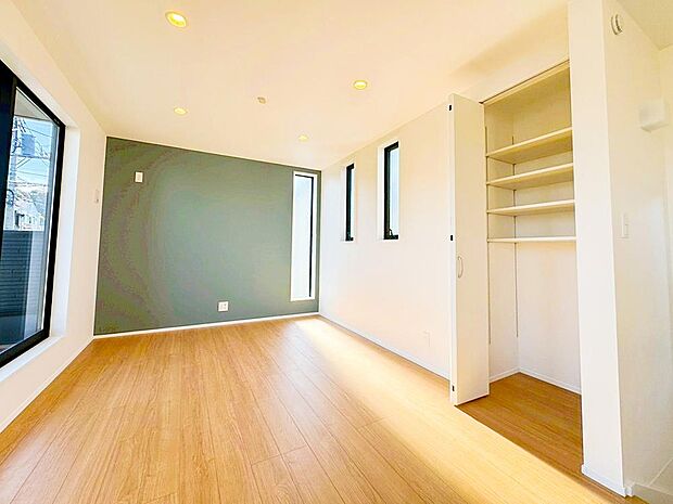 なにかと物が溢れがちなリビングに、マルチにご使用いただける収納スペースを設けました。お掃除用具、書類関係などもスッキリ片付くのでごちゃごちゃせず、リビングが広々使えます。