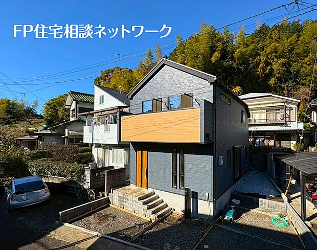 四季の移り変わりを感じられる贅沢な環境。緑に恵まれたエリアで、毎日のお散歩も気持ちよさそうです。自然に包まれた穏やかな暮らしができる住環境が整っています。