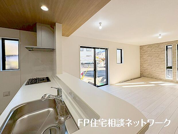 調理をしながら目線を上げれば明るいお庭が見えるので気持ちが明るくなりそうです。