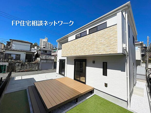 ~類似外観同仕様写真~ ※外観、屋根、色、扉や窓の開口部の位置、形状等が異なります。