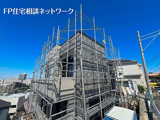 第一種低層住居専用地域の良好な住環境が保たれたエリア。低層の一戸建てを中心とした街並みが整然と続き、周辺は高い建物が建っていないので、採光や開放性に恵まれています。