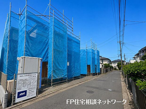幅約4.5ｍの道路に面しています。敷地との高低差もなく車庫からすぐ道路に出られます。