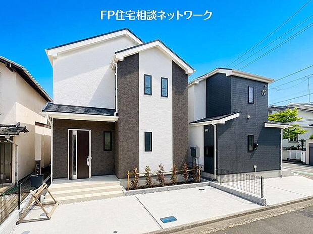 第一種低層住居専用地域の良好な住環境が保たれたエリア。低層の一戸建てを中心とした街並みが整然と続き、周辺は高い建物が建っていないので、採光や開放性に恵まれています。