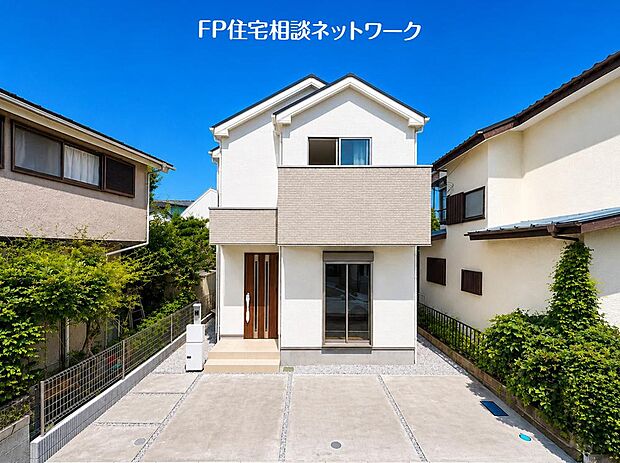 第一種低層住居専用地域の良好な住環境が保たれたエリア。低層の一戸建てを中心とした街並みが整然と続き、周辺は高い建物が建っていないので、採光や開放性に恵まれています♪