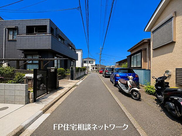 前面道路は車通りの少ない道路。段差もなくお車の出し入れが苦手な方も駐車しやすそうです♪