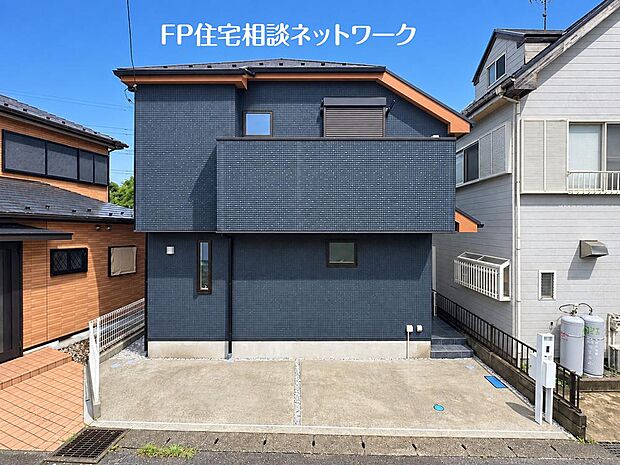 第一種低層住居専用地域の良好な住環境が保たれたエリア。低層の一戸建てを中心とした街並みが整然と続き、周辺は高い建物が建っていないので、採光や開放性に恵まれています♪