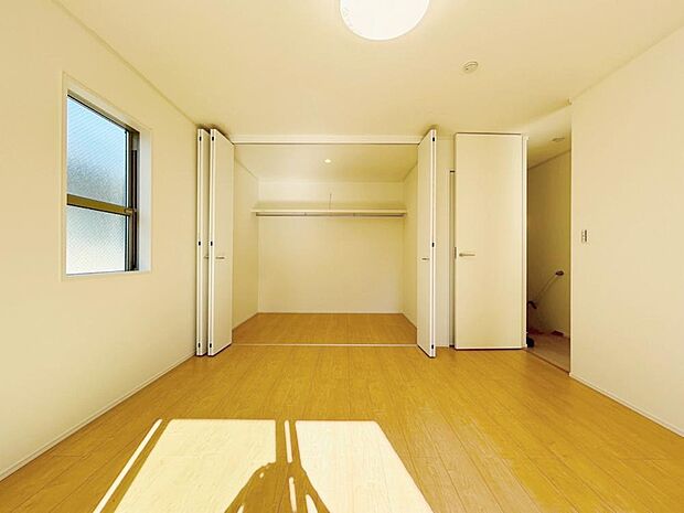 【リビング以外の居室】全居室には大型の収納クローゼットを完備。普段使いのお洋服や小物はもちろん、季節物のお洋服などもしっかりと整理整頓出来る。居室空間を隅々まで使えるのが嬉しい。