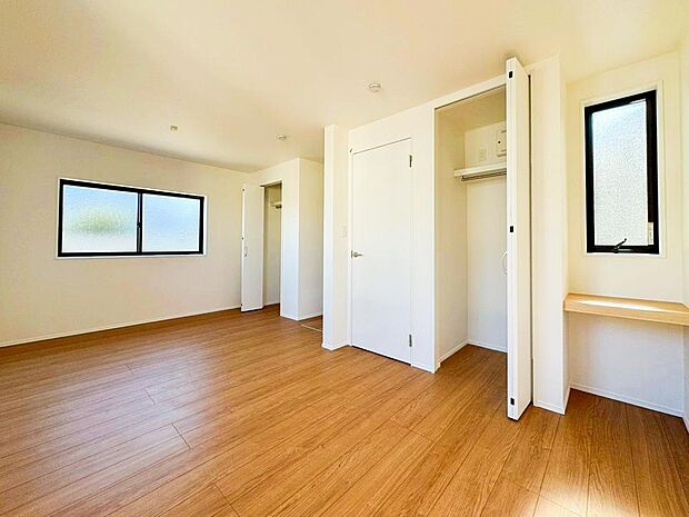 【リビング以外の居室】光を取り込みやすい2面採光の居室は日当たり良好です。クローゼットの完備で収納スペースも十分。初めてのお子様にとっての「自分の部屋」。学習デスクやベッドの配置もラクラクです。