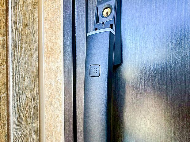 【玄関ドアスマートキー】リモコンキーを持っていれば、ドアハンドルに近づけ、ボタンを押すと施解錠できます。(ポケットキー＆タッチキー)